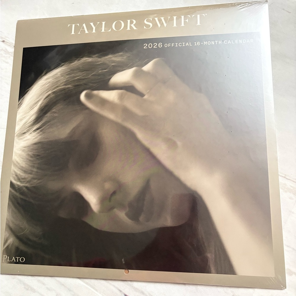 TAYLOR SWIFT Official 16 Month Calendar NEW
